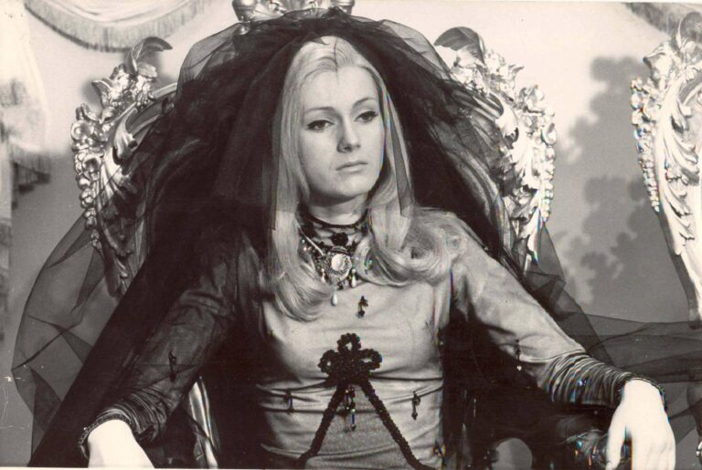 Šíleně smutná princezna: Infarkt během natáčení, skrytý záběr s mrtvým hercem a vystřižená skladba