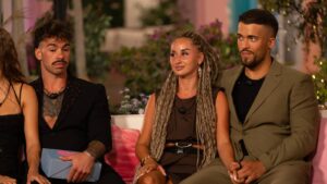 Love Island: Matúš vyhrál tajemnou krabičku a získal moc vyřadit jeden pár ze soutěže. S Naty ale čelí kritice ostatních – fotka 1